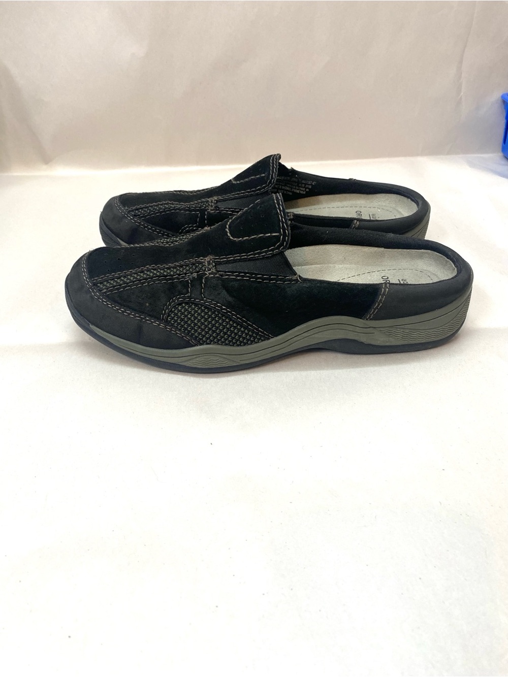 Earth Origins Clara Cortney Women's size 6M Black Suede Slip On Clog Flats Shoes